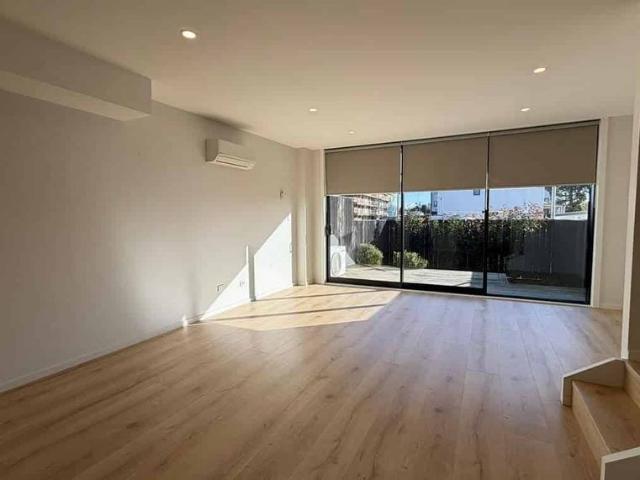 Townhouse for rent in Point England