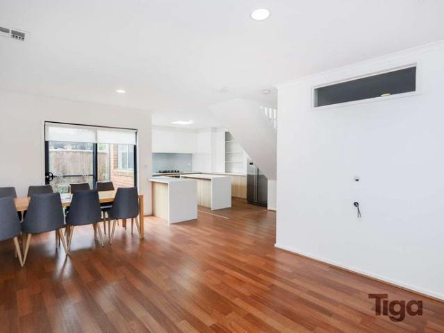 Townhouse for rent in Kensington, Melbourne