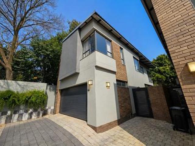 Townhouse for rent in Waterkloof, Gauteng