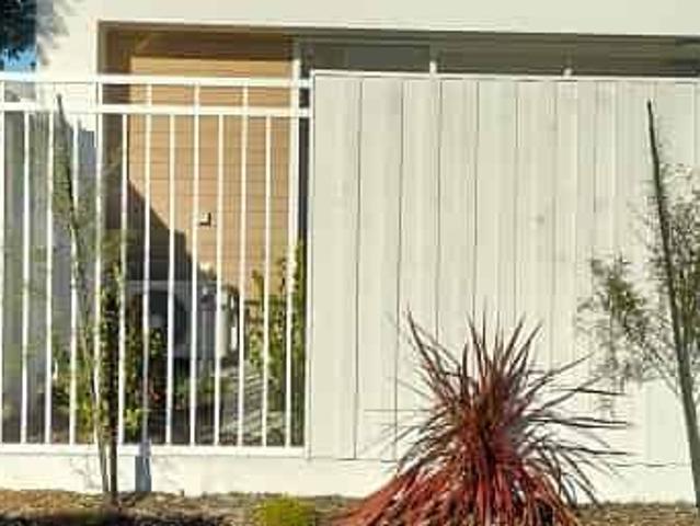 Townhouse for rent in Chaslands, Canterbury