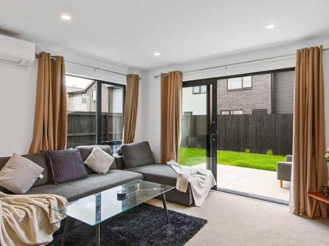 Townhouse for rent in Chaslands, Canterbury