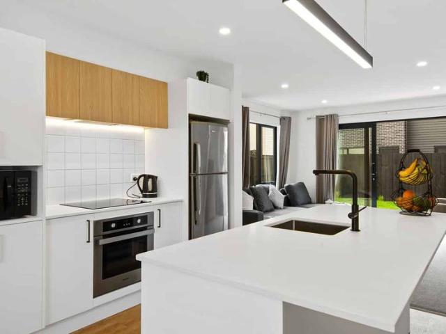 Townhouse for rent in Chaslands, Canterbury