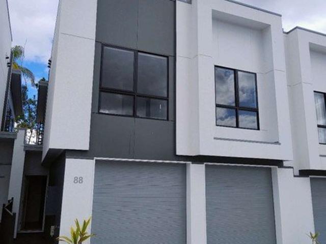 Townhouse for rent in Toombul, Queensland