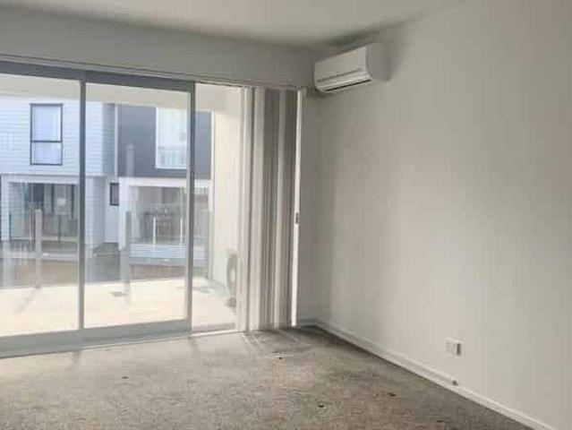Townhouse for rent in Paremoremo, Oroua County