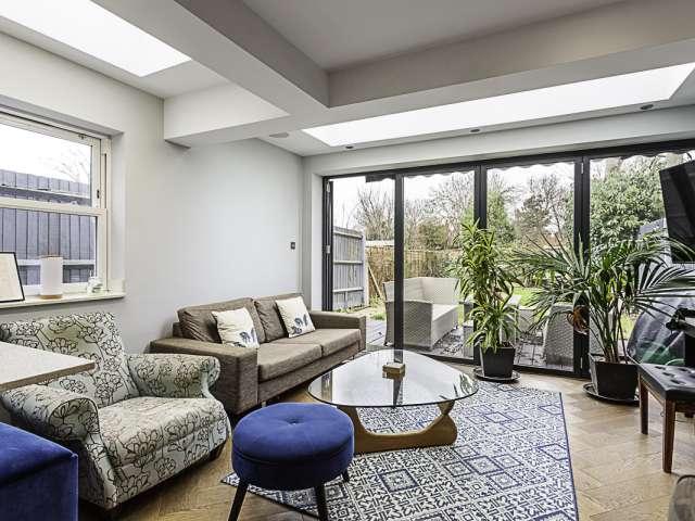 Apartment for rent in London Borough of Merton, Collier's Wood