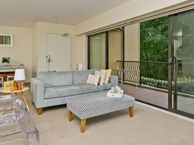 Apartment for rent in Paremoremo, Oroua County