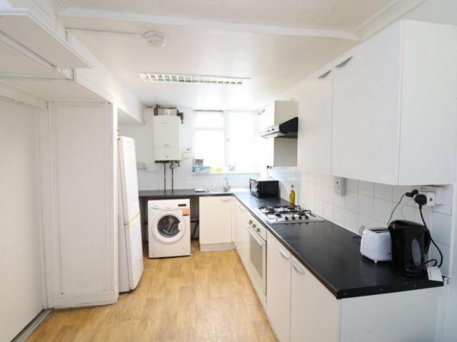 Room for rent in Hainault, Greater London