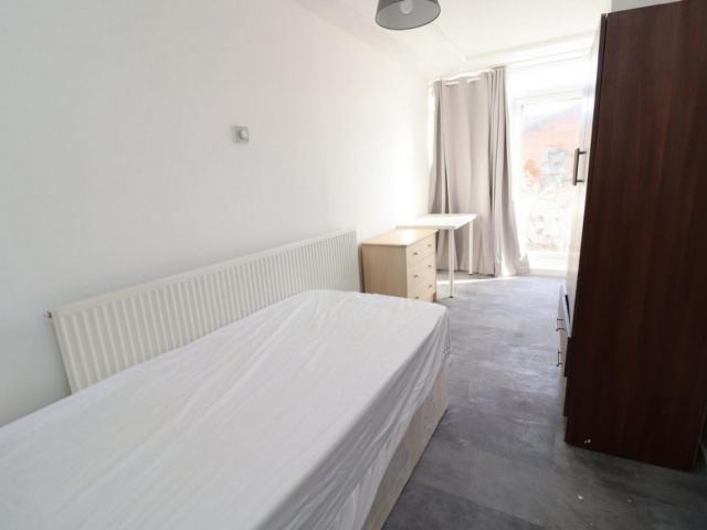 Room for rent in Hainault, Greater London