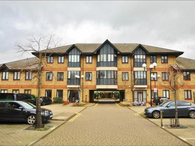 Apartment for rent in Row Town, Surrey