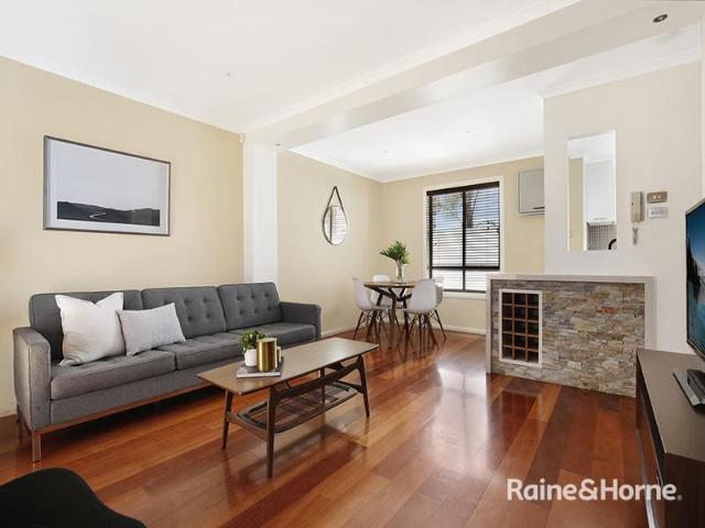 Townhouse for rent in Wollongong West, New South Wales