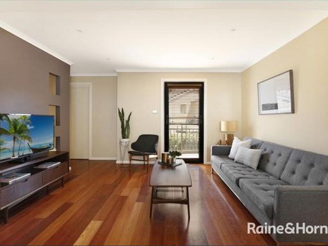 Townhouse for rent in Wollongong West, New South Wales