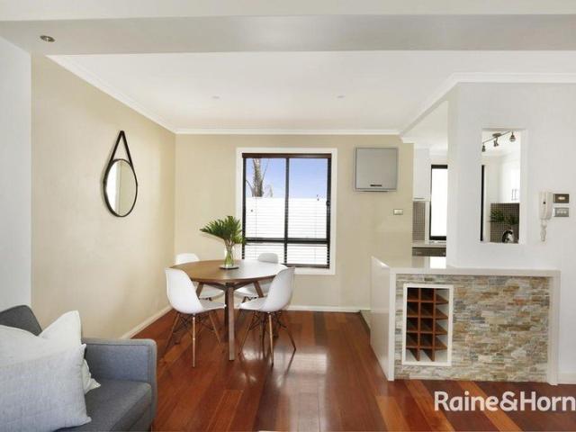 Townhouse for rent in Wollongong West, New South Wales