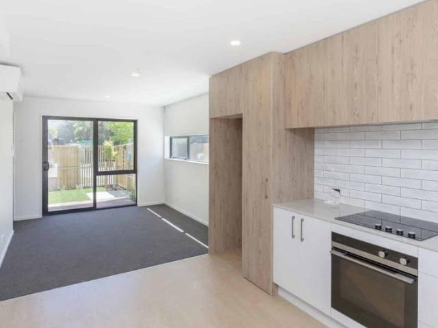 Townhouse for rent in Edgeware, Canterbury
