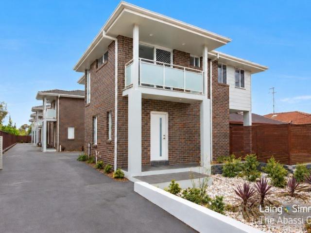 Townhouse for rent in Oxley Park, Sydney