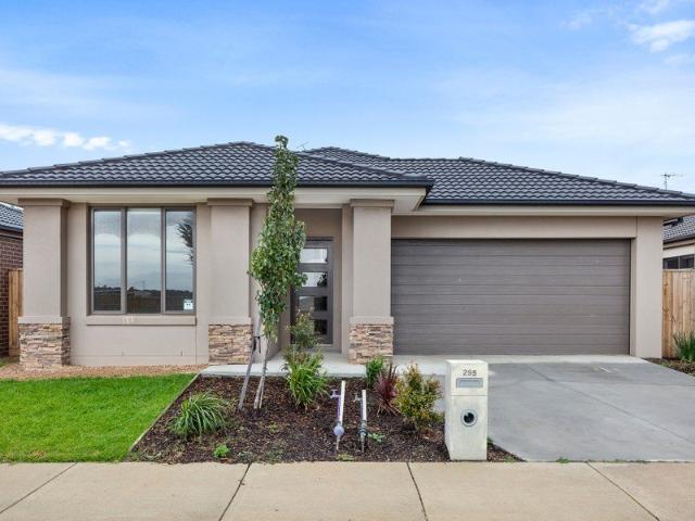 House for rent in Armstrong Creek Central, Geelong
