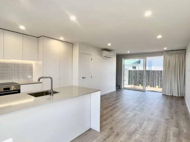 Townhouse for rent in Chaslands, Canterbury