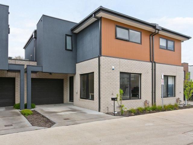 Townhouse for sale in South Morang, Melbourne