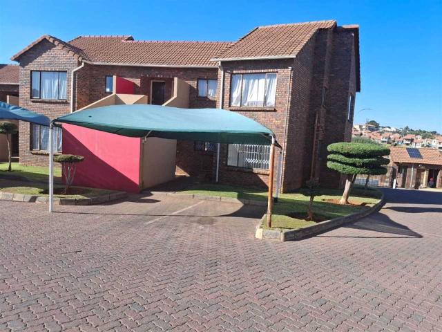 Townhouse for sale in Johannesburg, Mondeor