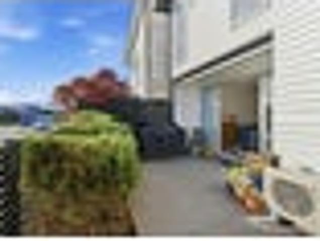 Townhouse for sale in Chaslands, Canterbury