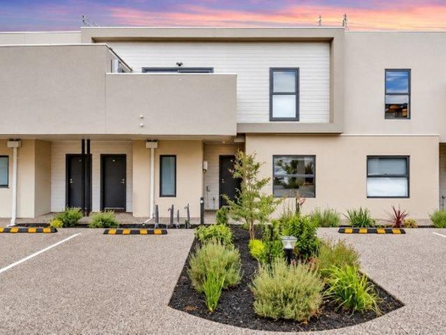 Apartment for sale in Wynbrook, Melbourne