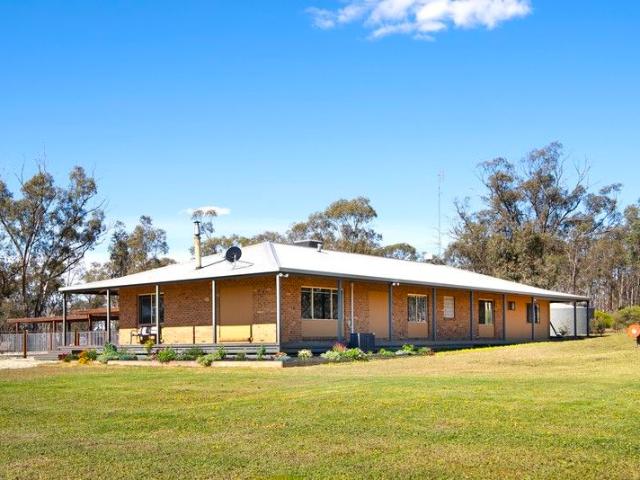 Cottage for sale in Woodstock West, Victoria