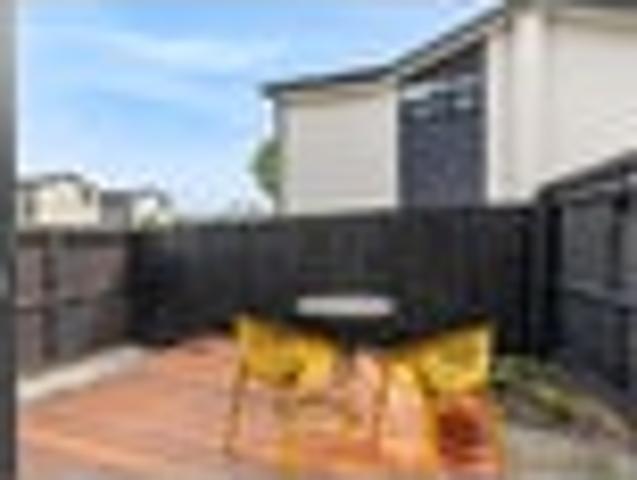 Townhouse for sale in Chaslands, Canterbury
