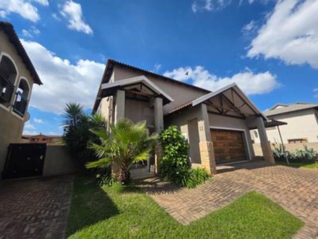 Townhouse for sale in Mohlakeng, Gauteng