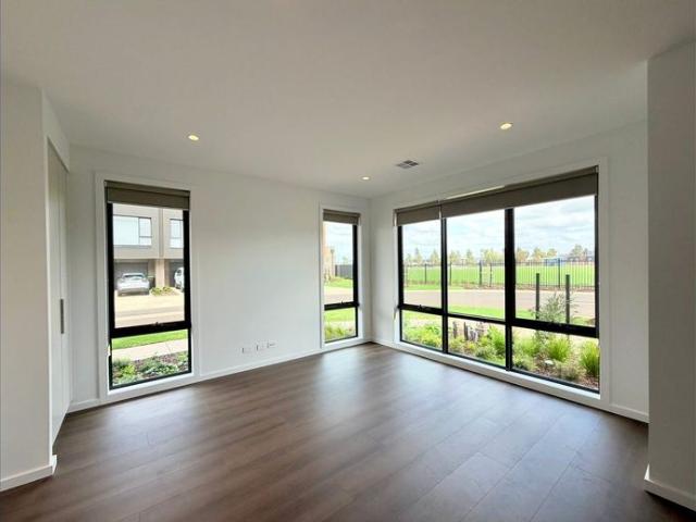 Townhouse for rent in Woodlea, Melbourne