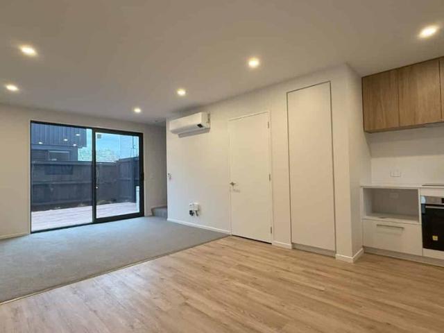 Townhouse for rent in Chaslands, Canterbury