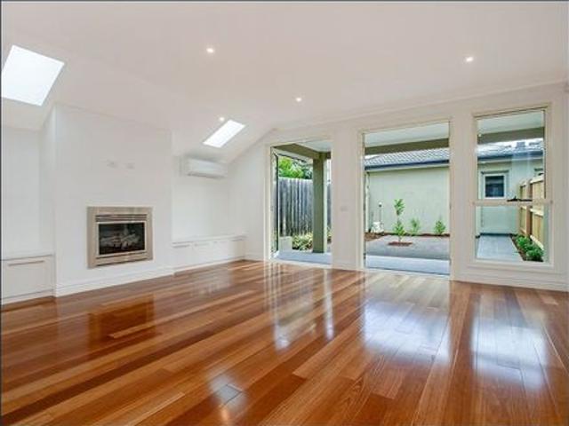 Townhouse for rent in Aberfeldie, Melbourne