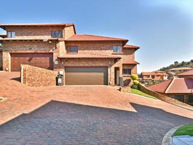 Townhouse for sale in Vosloorus, Gauteng