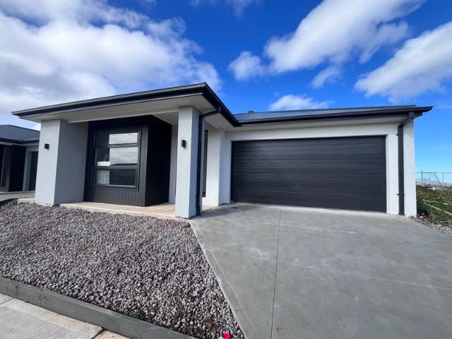 House for rent in Cornerstone, Melbourne