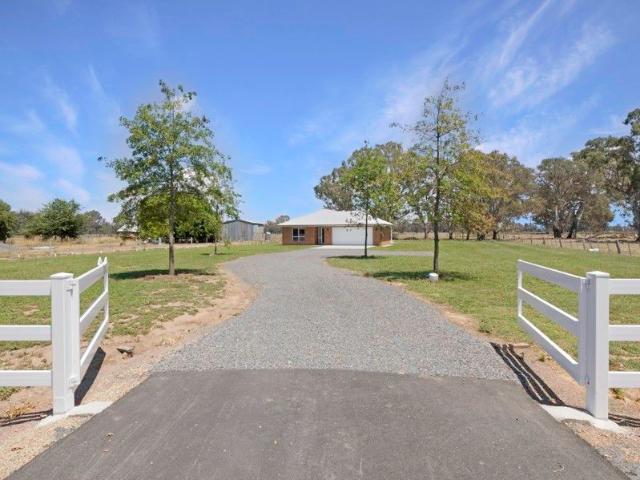 Cottage for sale in Moyhu, Victoria