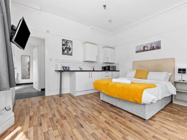 Studio for rent in East End Park, West Yorkshire