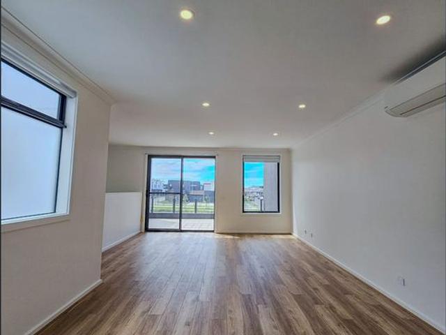Townhouse for rent in Fraser Rise, Melbourne