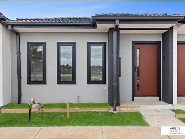 Townhouse for rent in The Village, Melbourne