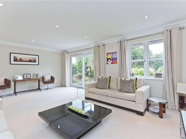 Townhouse for rent in Blackhills, Surrey