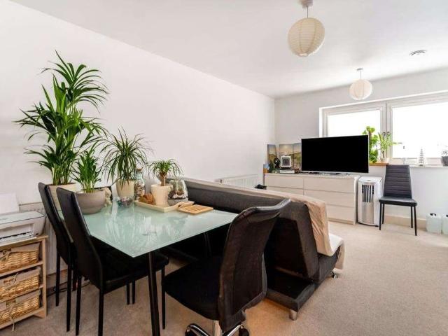 Apartment for rent in St Albans, Five Acres