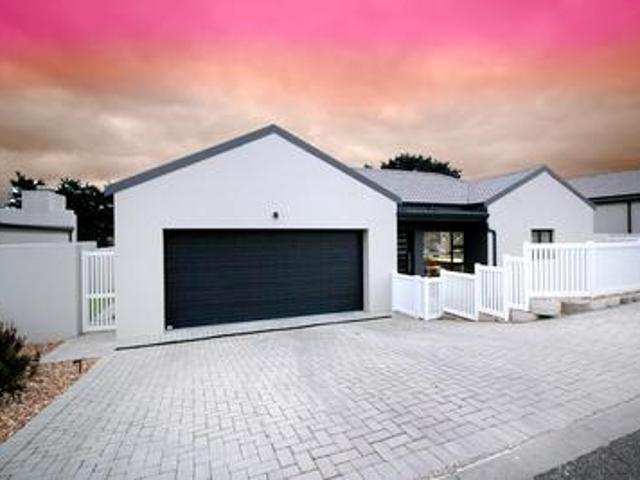 House for sale in Reebok, Garden Route District Municipality