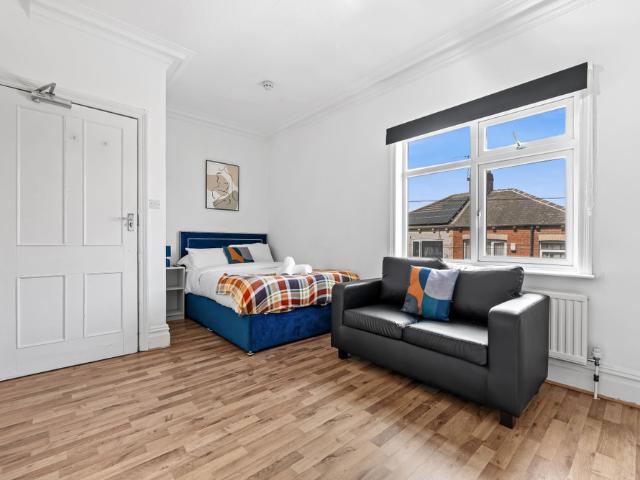 Studio for rent in East End Park, West Yorkshire