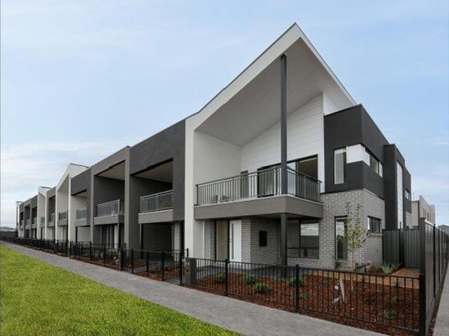 Townhouse for rent in Mount Atkinson, Melbourne