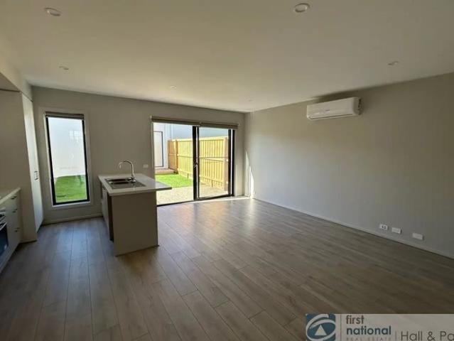 Townhouse for rent in Alira Estate, Melbourne