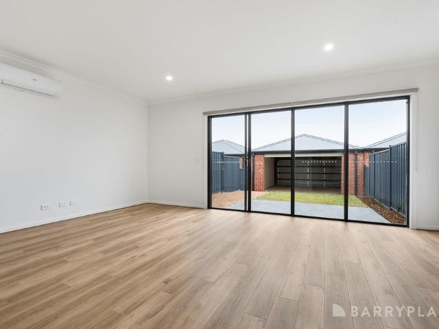 Townhouse for rent in Five Farms Estate, Melbourne
