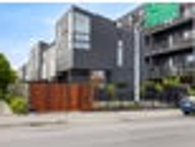 Townhouse for sale in Chaslands, Canterbury