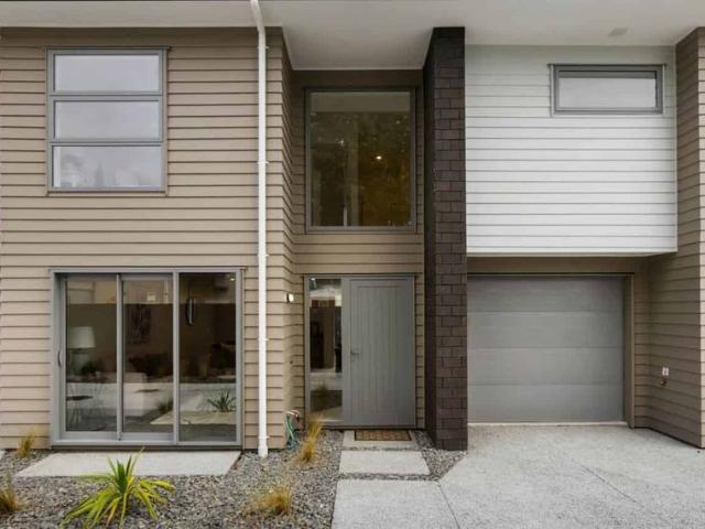 Townhouse for rent in Point England