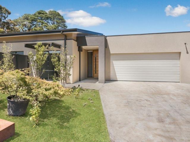 Townhouse for rent in Woodend, Victoria