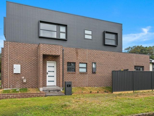 Townhouse for rent in Wollongong West, New South Wales
