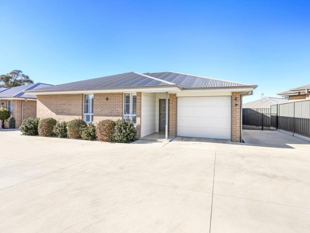Villa for sale in Piallamore, New South Wales