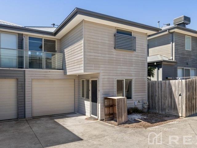 Townhouse for sale in Hampton Park, Melbourne