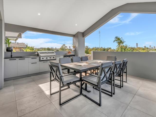 House for sale in Ashmore City House for sale in Ashmore City